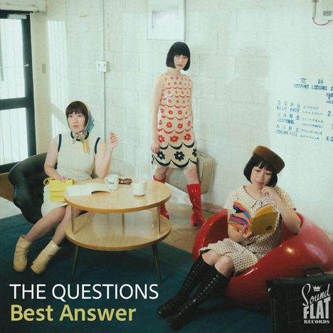 "The Questions Best Answer" – Drei Frauen in retro Outfits, sitzen und stehen in einem minimalistischen Raum mit Tisch und Büchern.