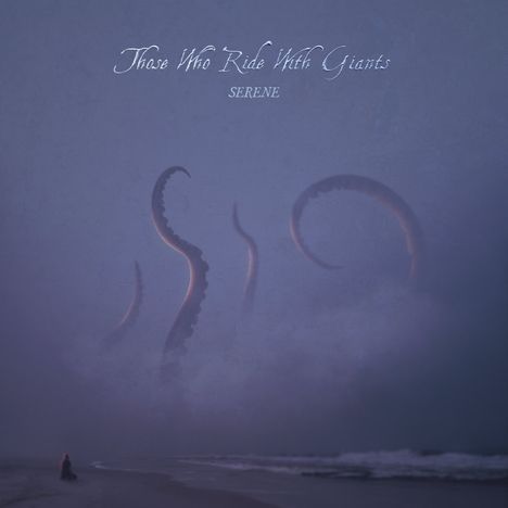 Oben steht „Those Who Ride With Giants“ und „SERENE“. Tentakel erheben sich aus einem nebligen Meer, Person am Strand.