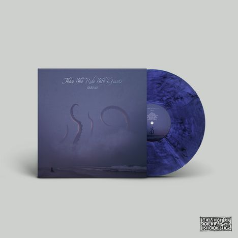 „Those Who Ride With Giants“ und „SERENE“ sind auf einem Albumcover in einer Nebellandschaft mit Tentakeln zu sehen.