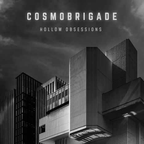 "Cosmobrigade" und "Hollow Obsessions" als Text. Schwarz-weißes Bild einer modernen, kantigen Architektur.