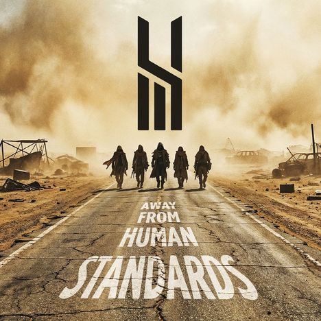 Text: "AWAY FROM HUMAN STANDARDS." Fünf vermummte Gestalten auf staubiger Straße in einer postapokalyptischen Wüstenlandschaft.