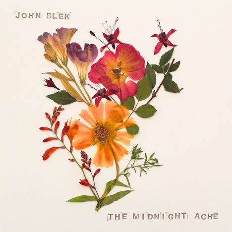 "JOHN BLEK" und "THE MIDNIGHT ACHE". Verschiedene, kunstvoll angeordnete Blüten in lebhaften Farben.