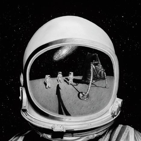 Ein Astronautenhelm spiegelt den Mond, drei Astronauten, eine Raumsonde und eine Galaxie im Hintergrund wider.