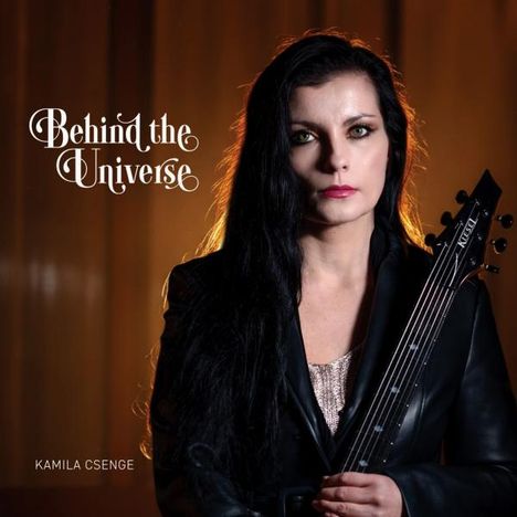 "Behind the Universe" und "Kamila Csenge". Eine Frau mit langen dunklen Haaren hält eine Gitarre. Hintergrund in warmen Tönen.