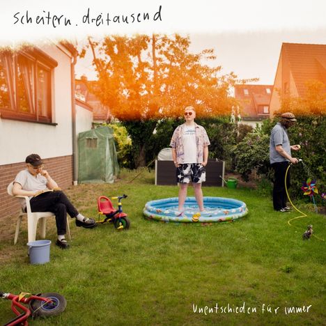 Text: "scheitern. dreitausend" und "Unentschieden für immer". Drei Personen in einem Garten. Eine sitzt, eine steht im Planschbecken.