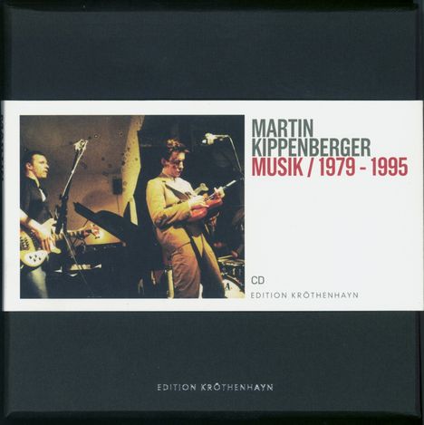 "Martin Kippenberger Musik / 1979 - 1995" in großen Buchstaben. Zwei Musiker mit Instrumenten in dunkler Umgebung.