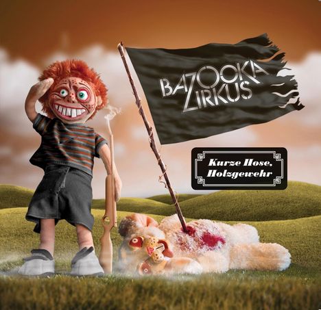„Bazooka Zirkus“ auf einer Fahne, „Kurze Hose, Holzgewehr“ daneben. Illustration eines Jungen mit Holzgewehr.