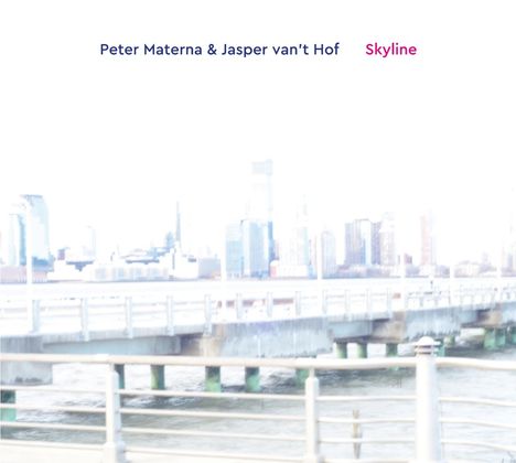 Oben steht: "Peter Materna & Jasper van't Hof Skyline". Verschwommene Skyline im Hintergrund, ein Pier im Vordergrund.