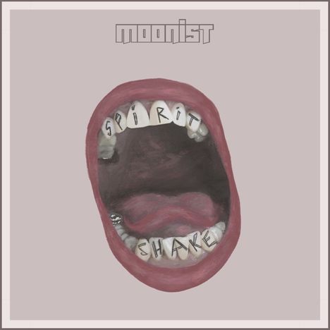 "Spirit Shake" steht auf den Zähnen eines weit geöffneten Mundes gemalt. Oben steht in stilisierter Schrift "moonist".