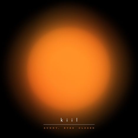 Text: "k i i l" oben, "S U N N Y,  E Y E S  C L O S E D" unten. Große orange Kugel im Zentrum auf schwarzem Hintergrund.