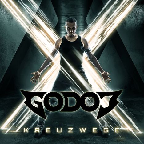 „GODOT“ oben, „KREUZWEGE“ unten. Ein Mann steht in einem Lichtkreuz, Arme ausgestreckt, düsterer Hintergrund.