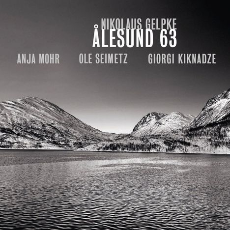 Text: "NIKOLAUS GELPKE, ÅLESUND 63, ANJA MOHR, OLE SEIMETZ, GIORGI KIKNADZE." Schwarz-Weiß-Foto einer Berglandschaft.