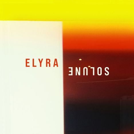 Text "ELYRA" in Rot, "SOLUNE" auf dem Kopf in Weiß. Farben verlaufen von Gelb zu Rot.