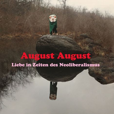 „August August: Liebe in Zeiten des Neoliberalismus“ in kräftigem Rot und Rosa.  
Person mit Maskenkopf steht auf einem Felsen am Wasser.