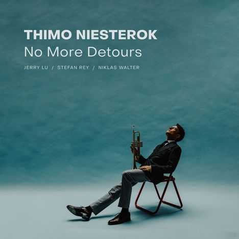"THIMO NIESTEROK No More Detours JERRY LU / STEFAN REY / NIKLAS WALTER." Mann mit Trompete auf rotem Stuhl, blauer Hintergrund.