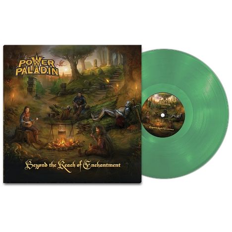 "Power Paladin" und "Beyond the Reach of Enchantment" sind in einer Waldszene auf einem grünen Vinyl zu sehen.