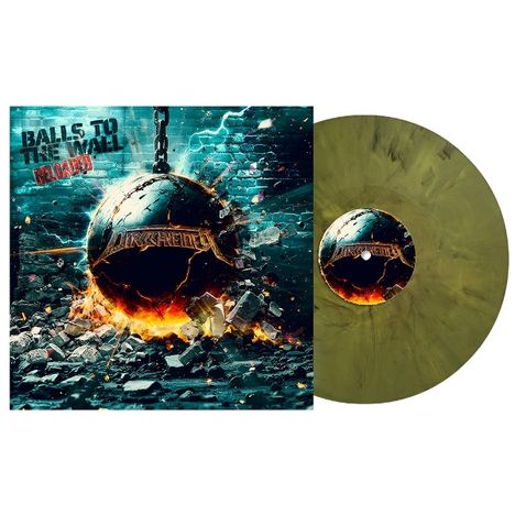 „BALLS TO THE WALL RELOADED“. Eine Abrissbirne durchbricht eine Wand. Eine Vinylplatte in olivgrünem Ton.