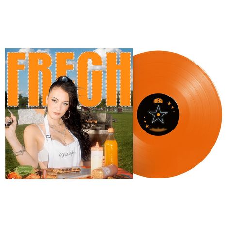 Text "FRECH" in großen orangefarbenen Buchstaben. Eine Frau mit Schürze, Messer, Getränke im Freien. Orangefarbene Vinyl-Schallplatte.