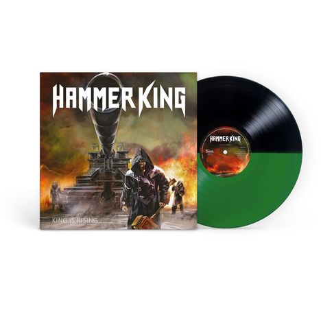 HAMMER KING, KING IS RISING. Illustration mit einem Krieger vor einer riesigen Kanone und Flammen im Hintergrund.