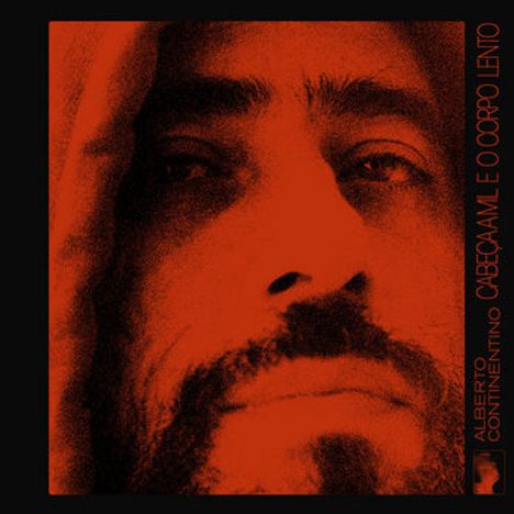 Text: "ALBERTO CONTINENTINO CABEÇA AMIL E O CORPO LENTO." Ein in Rot getöntes Porträt eines nachdenklichen Mannes.