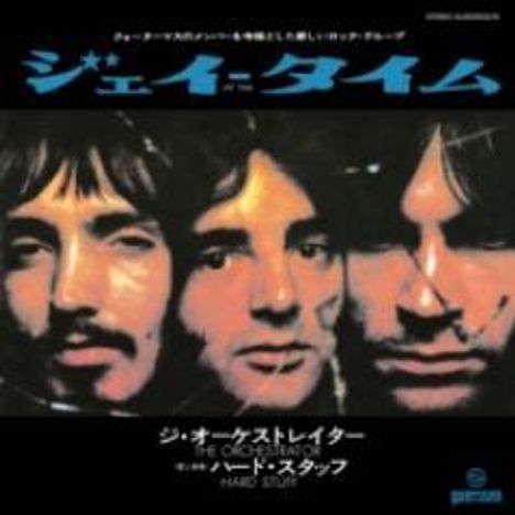 Japanischer Text oben; drei Männer mit ernstem Gesichtsausdruck.