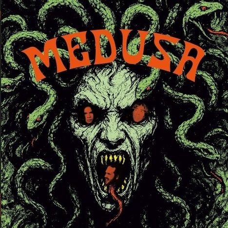 „MEDUSA“ in orange Schrift über einem düsteren Medusa-Gesicht mit Schlangenhaar, in den Augen und Mund sind Porträts.