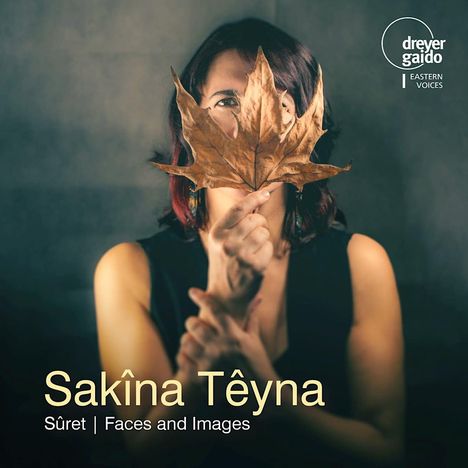 „Sakîna Teyna, Sûret | Faces and Images“. Frau hält ein trockenes Blatt vors Gesicht, dreyer gaido Logo oben rechts.