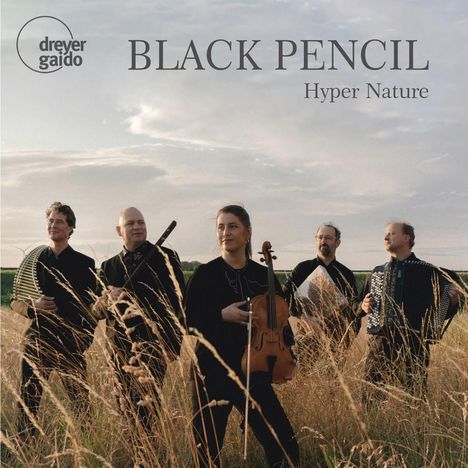 dreyer gaido, BLACK PENCIL, Hyper Nature. Fünf Personen mit Musikinstrumenten stehen in einem Feld mit hohem Gras.
