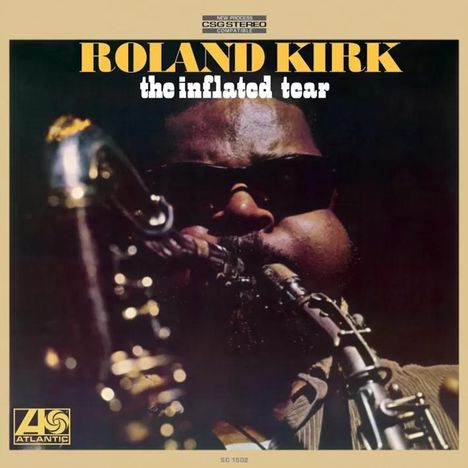"ROLAND KIRK the inflated tear" steht oben. Eine Person spielt energisch Saxophon, im Vordergrund ein Logo.