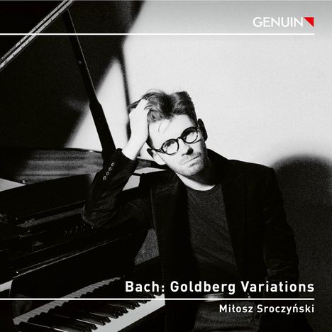 Text: "Bach: Goldberg Variations, Mitosz Sroczyński, GENUIN." Mann mit Brille lehnt an einem Flügel.