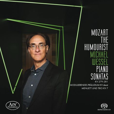 Texte: "MOZART THE HUMOURIST MICHAEL WESSEL PIANO SONATAS". Ein Mann mit Brille im Anzug vor grünem geometrischem Hintergrund.