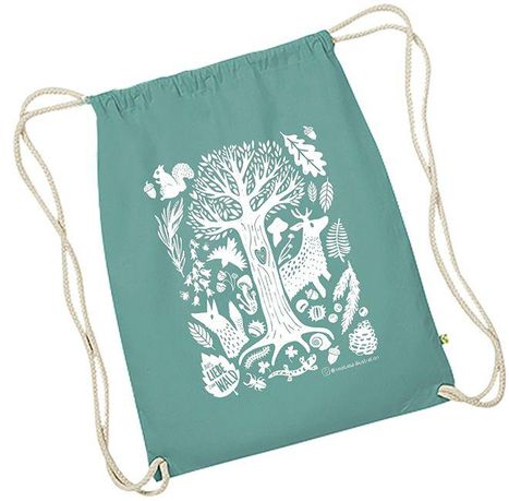 Text „Liebe den Wald“. Illustration eines Baumes umgeben von Waldtieren auf einem grünen Turnbeutel.