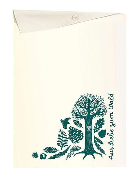 „Aus Liebe zum Wald“ steht vertikal rechts neben einer grünen Baumillustration mit Blättern, Tannenzapfen und Eicheln.