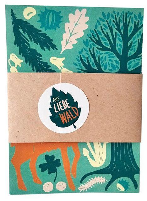 Text: "AUS LIEBE ZUM WALD". Illustration mit Bäumen, Zweigen und Waldtieren auf grünem Hintergrund.