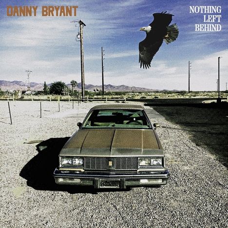 „DANNY BRYANT“, „NOTHING LEFT BEHIND“. Eine Straße, altes Auto, Adler fliegt, Wüstenhintergrund.