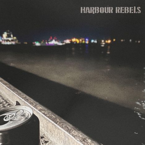 „HARBOUR REBELS“ steht in weißen Buchstaben. Eine Getränkedose liegt auf einem Geländer, im Hintergrund verschwommene Lichter.