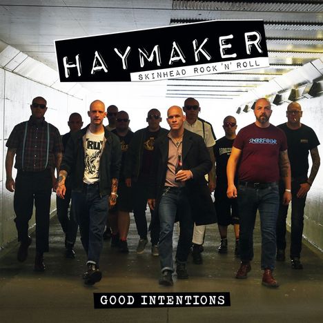 „HAYMAKER – SKINHEAD ROCK'N'ROLL – GOOD INTENTIONS“. Eine Gruppe von acht Männern geht durch einen Tunnel.