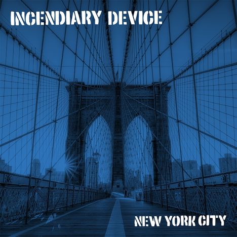 Der Text lautet "INCENDIARY DEVICE" oben und "NEW YORK CITY" unten. Sicht auf eine ikonische Brücke, mit stahlblauer Tönung.