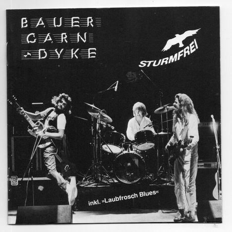 BAUER GARN DYKE, STURMFREI-Logo, inkl. »Laubfrosch Blues«. Rockband, Gitarrist springt in die Luft, Schlagzeuger, Bassist.