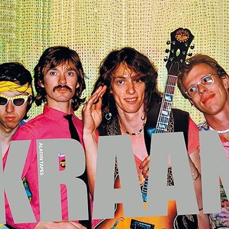 Text: "KRAAN", "ALBUM TAPES". Vier Männer, einer mit Gitarre. Bunte Kleidung, fröhliche Ausstrahlung vor glitzerndem Hintergrund.