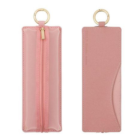 Linkes Etui: Zwei Reißverschlüsse, Goldring. Rechtes Etui: Text „BILY“, Goldring, Kartenschlitz. Beide in Rosa.