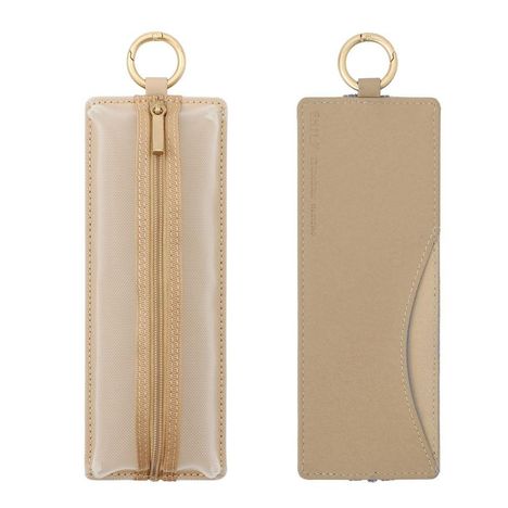 Links: Beige Tasche mit Reißverschluss, oben Metallring. Rechts: Flaches beiges Etui mit Prägung.