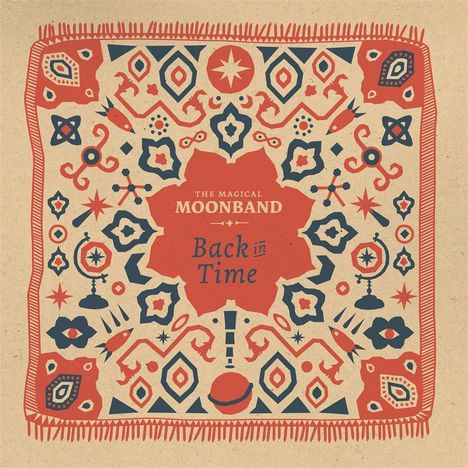 „THE MAGICAL MOONBAND Back in Time“. Muster aus roten und blauen dekorativen Symbolen auf beigem Hintergrund.