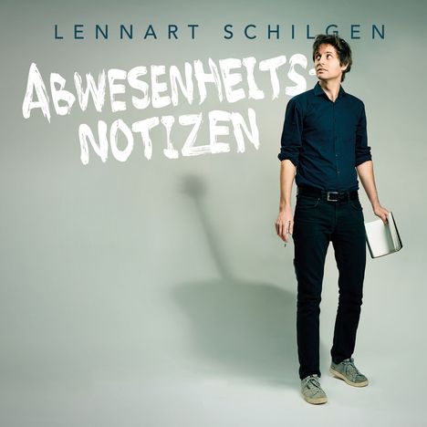 Text: "LENNART SCHILGEN ABWESENHEITSNOTIZEN".  
Ein Mann in dunkler Kleidung steht mit Notizbuch und Stift.