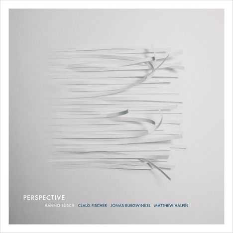 „PERSPECTIVE“ mit den Namen Hanno Busch, Claus Fischer, Jonas Burgwinkel, Matthew Halpin. Weiße Papierstreifen auf Grau.