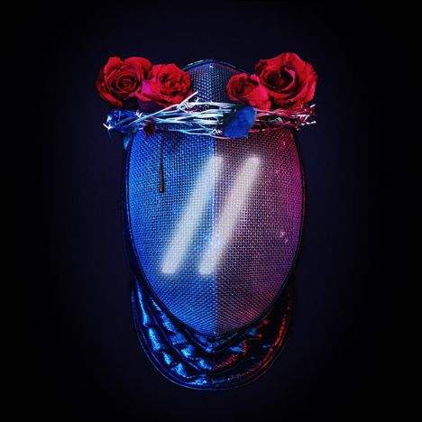 Neonleuchten in der Mitte. Eine Fechtmaske mit blauer und roter Beleuchtung, gekrönt von roten Rosen.