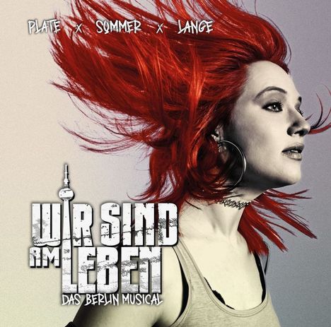 Text: „Plate × Sommer × Lange“, „Wir sind am Leben“, „Das Berlin Musical“. Frau mit roten Haaren schaut nach rechts.