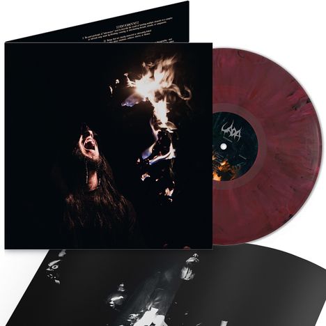 Ein in Rot-Tönen gesprenkeltes Vinyl, daneben ein düsteres Cover mit einer Person, die Feuer spuckt.