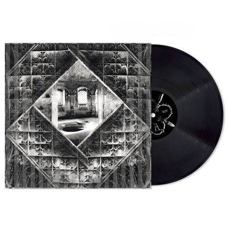 Schwarz-weiße Plattenhülle mit geometrischen Mustern und einem alten Gebäude im Zentrum. Schwarze Vinylplatte rechts.
