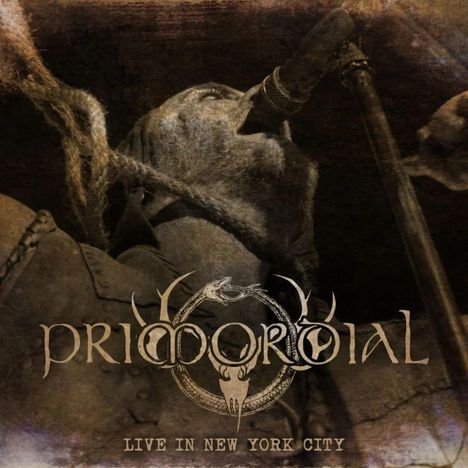 "Primordial Live in New York City" in kunstvollem, rustikalem Schriftzug, darunter ein Musiker beim Singen ins Mikrofon.